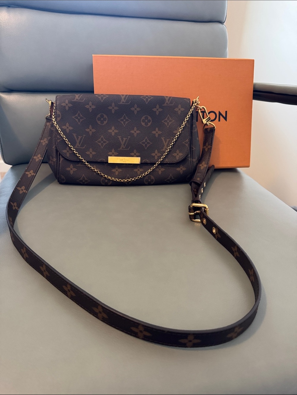 Louis Vuitton Favorite MM Crossbody with like new monogram strap
